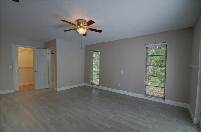 Building Photo - 904 Wellington Dr