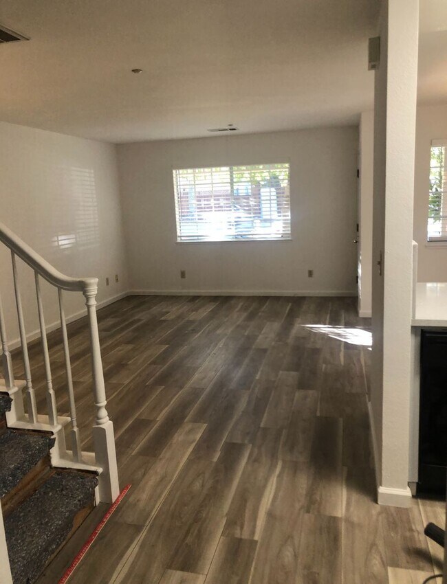 Building Photo - Desirable 3 Bedroom Townhouse on the Southside of Livermore