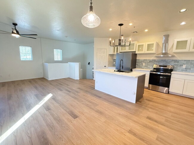 Building Photo - 1330 S Aaron