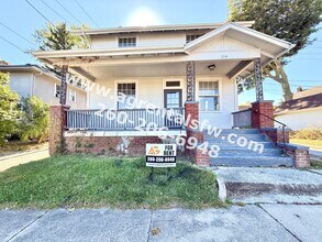 Building Photo - 3 Bedroom House