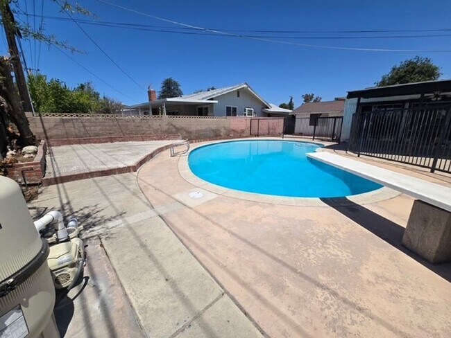 Building Photo - Summer-Ready Pool Home in Pomona
