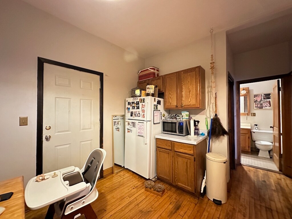 Building Photo - 937 N Hoyne Ave