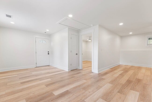 Building Photo - Four Bedroom Four Bath Home