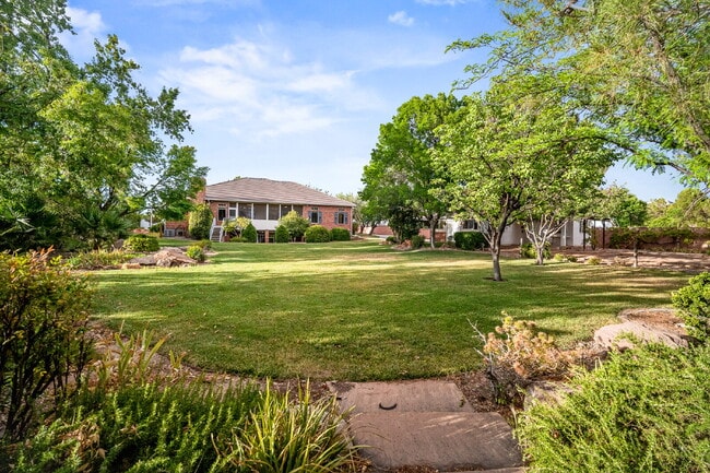 Building Photo - "Spacious 4-Bedroom, 4.5 Bathroom 4792 sq. ft. Retreat with Scenic Views and Cozy Fireplace in St...