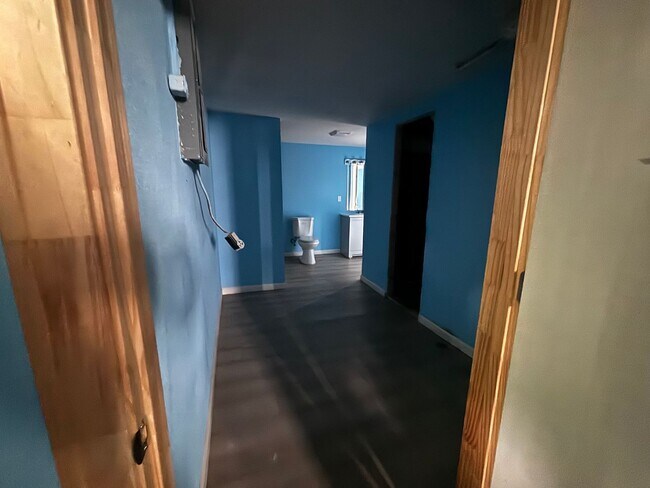 Building Photo - 4 Bed 2 Bath Home with Garage Near Swope PKWY Available NOW!