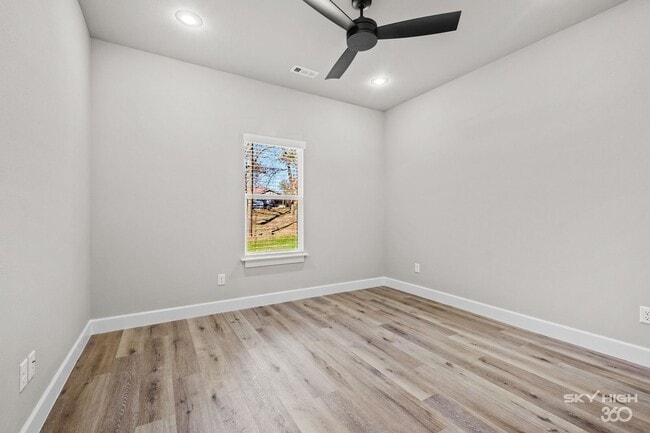 Building Photo - Newer 3 Bedroom 2 Bath home on Large lot!!!