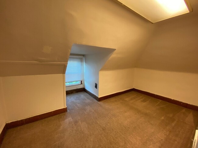 Building Photo - 215 E 16th Ave