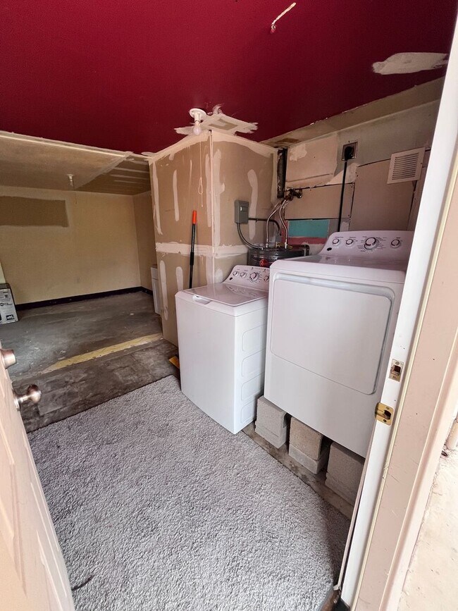 Building Photo - Spacious 1BR Guest House in Blenman-Elm – ...