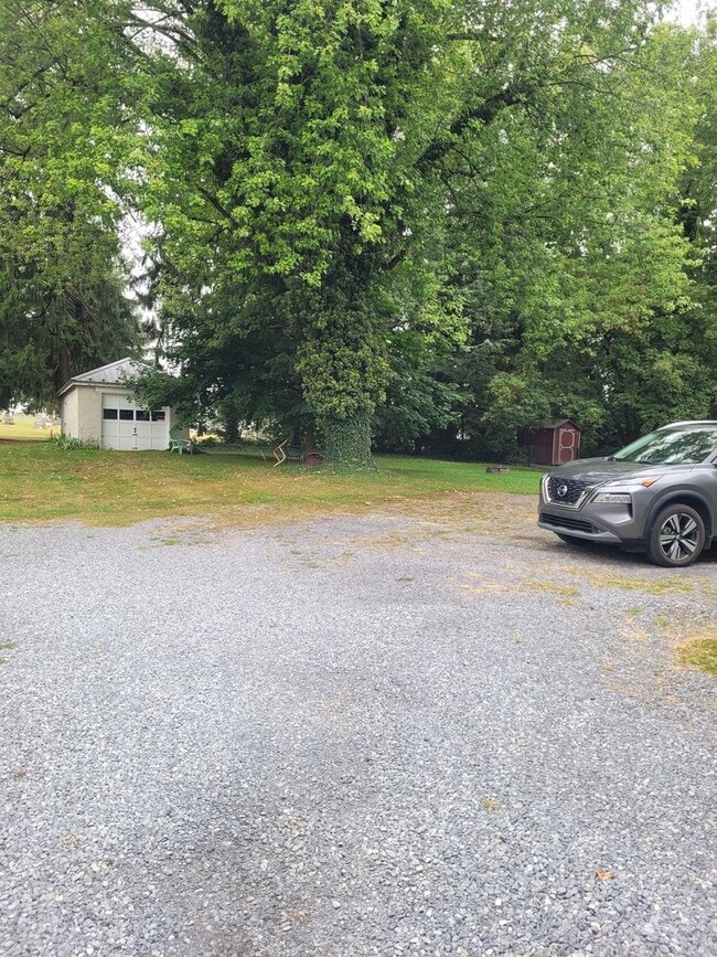 Building Photo - 206 Roxbury Rd