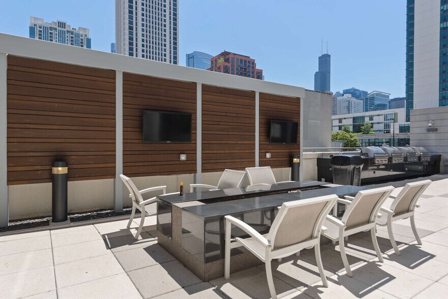 Building Photo - 716 W Kinzie St