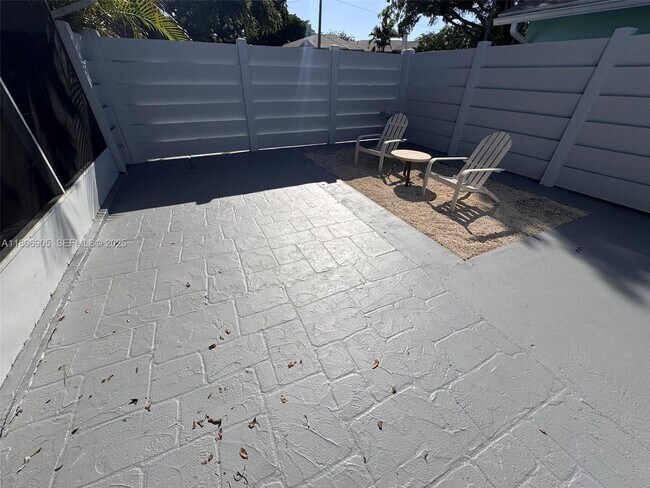 Building Photo - 705 SE 3rd Ln