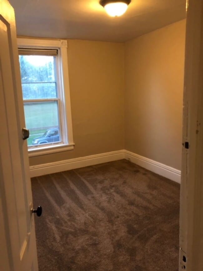 Building Photo - 2 Roommates Wanted!