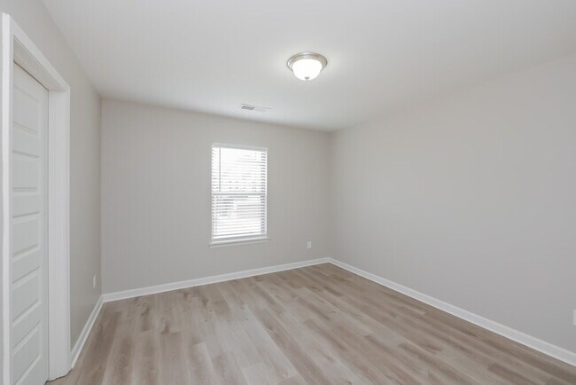 Building Photo - 2913 Warwick Ct