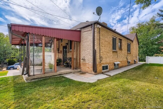 Building Photo - West Highlands - Amazing 32nd Ave, 2 Bed, 1 Bath Unit in Duplex- Shared Yard/Common Space