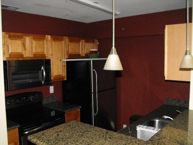 Building Photo - 3175 Summit Square Dr