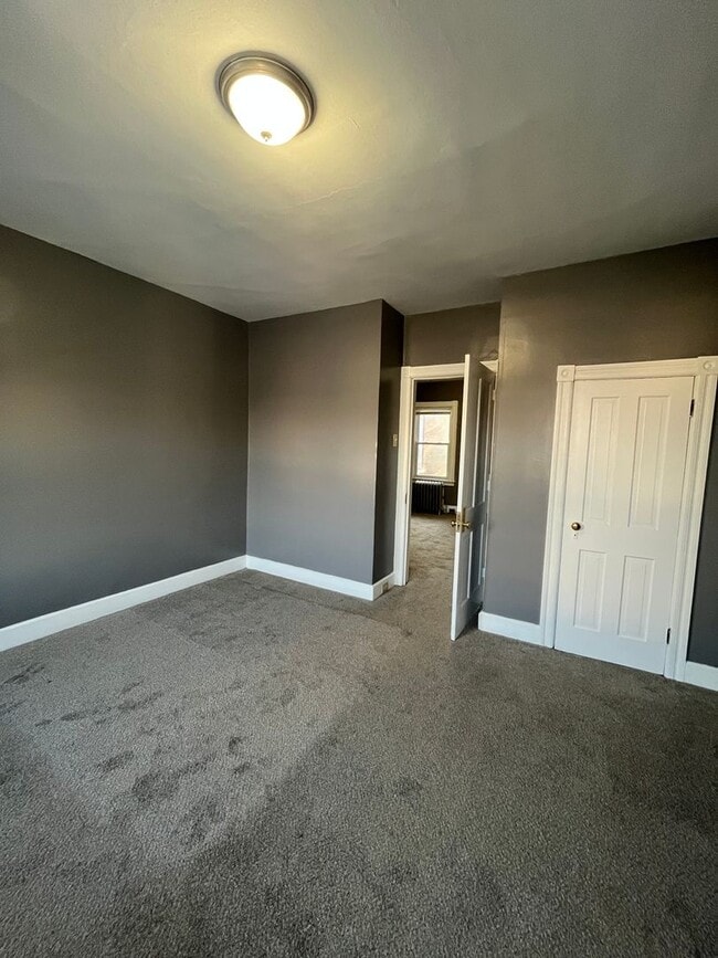 Building Photo - Charming three-bedroom row house available for rent in the desirable Nazareth