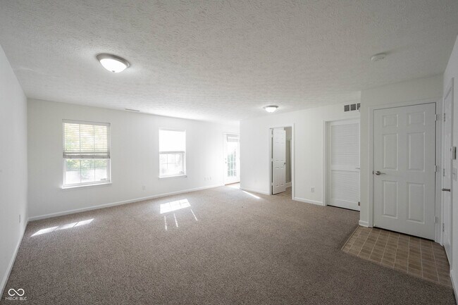 Building Photo - 9009 Mercer Dr