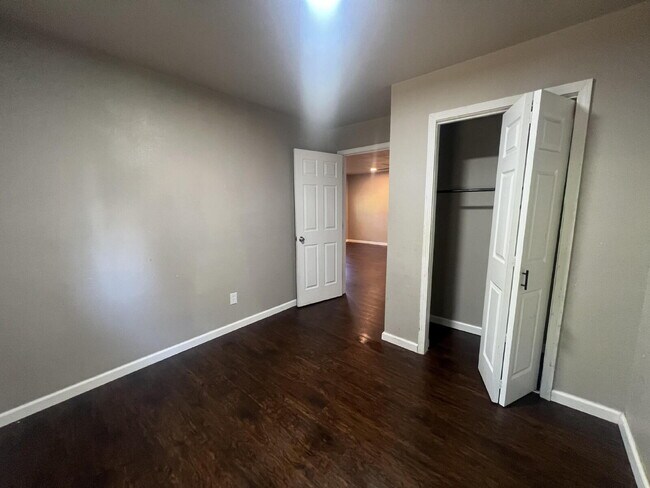 Building Photo - 4 Bedroom/2 Bathroom with 2 Living Rooms!