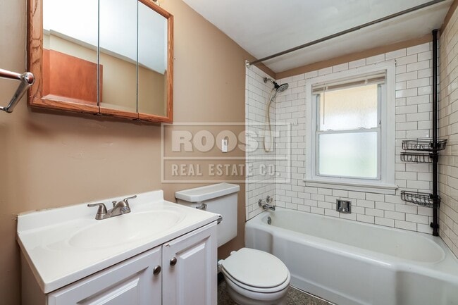 Building Photo - Three bedroom, one bathroom single home in Springfield