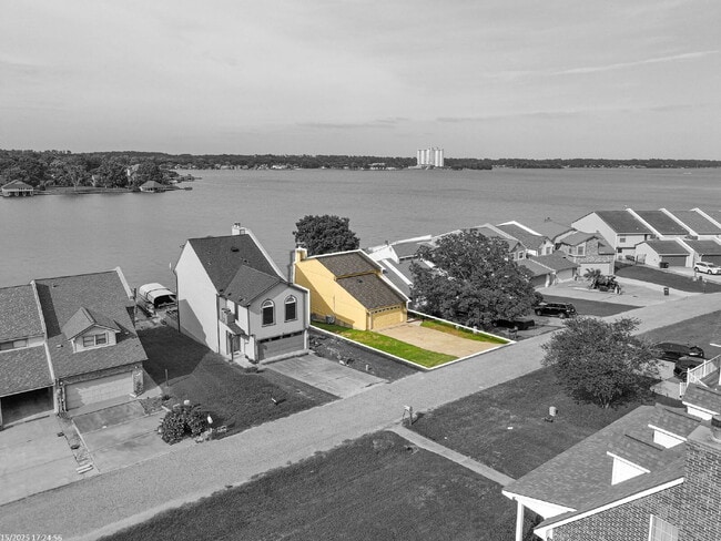 Building Photo - Experience the ultimate in lakefront lifes...