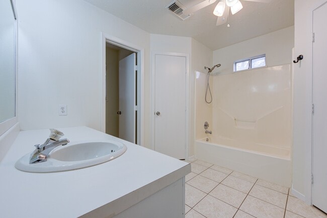 Building Photo - 2213 Baylor Dr