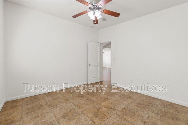 Building Photo - 227 E Waverly St