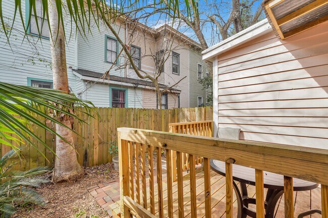 Building Photo - 305 W Waldburg Ln