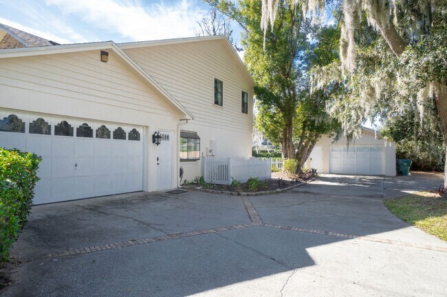 Building Photo - FOR RENT!!! STUNNING AND SPACIOUS SINGLE FAMILY HOME WITH LAKE VIEW...