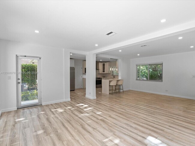 Building Photo - 5406 S Le Jeune Rd