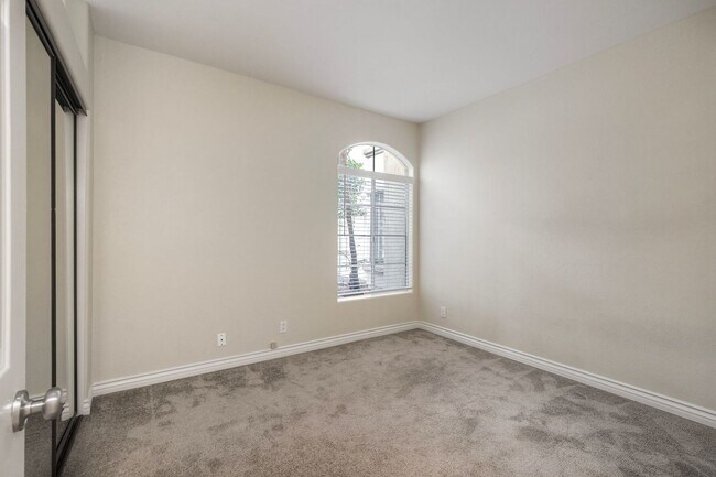 Building Photo - 2Bed/2Bath End Unit in Gated Community~ Ra...