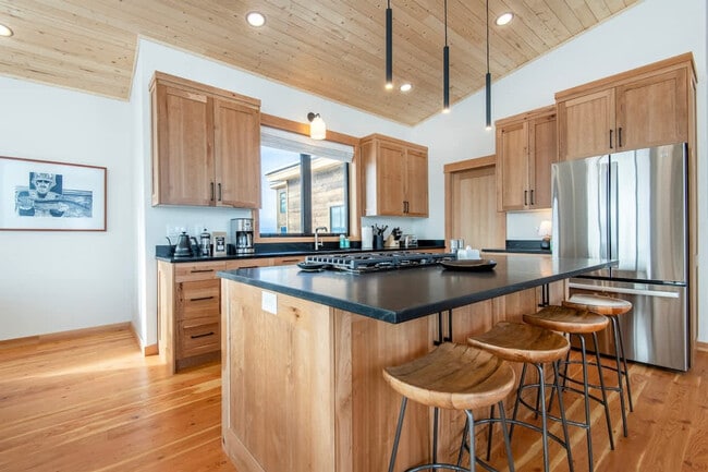 Building Photo - 3402 Alta Vista Dr