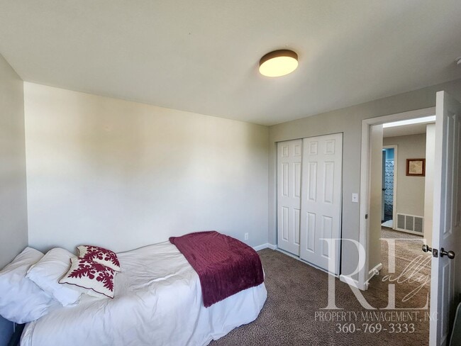 Building Photo - Elegant Silverdale Home with Private Backyard Oasis