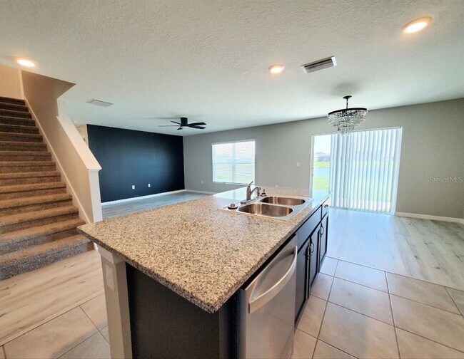 Building Photo - 1014 Golden Shiner Ave