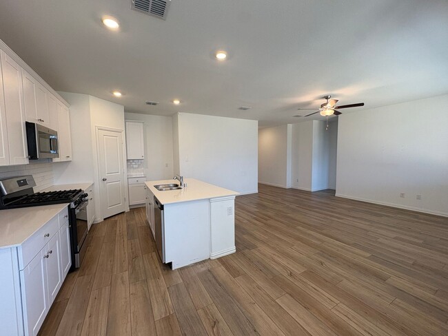 Building Photo - Cute 3-2-2 Princeton March 2026 Move-In!