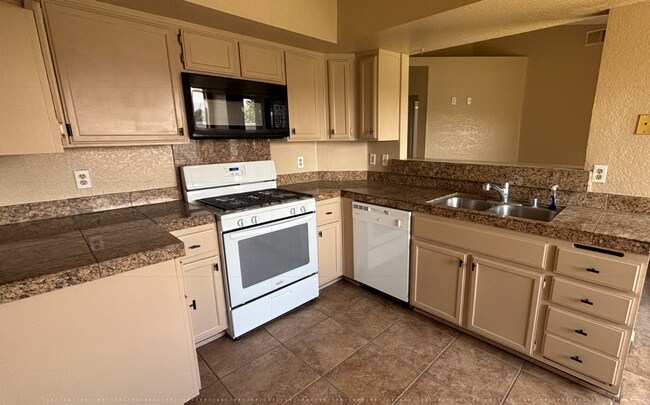 Building Photo - Charming Single Family Home! Available 8/10/2026 -HOME IS CURRENTLY OCCUPIED!