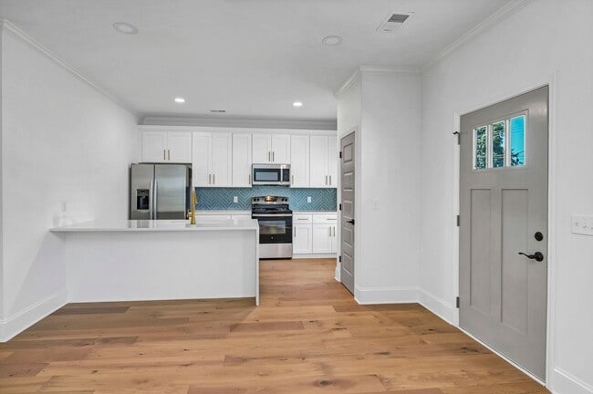 Building Photo - Pre-Leasing for the 26-27 School Year! - N...