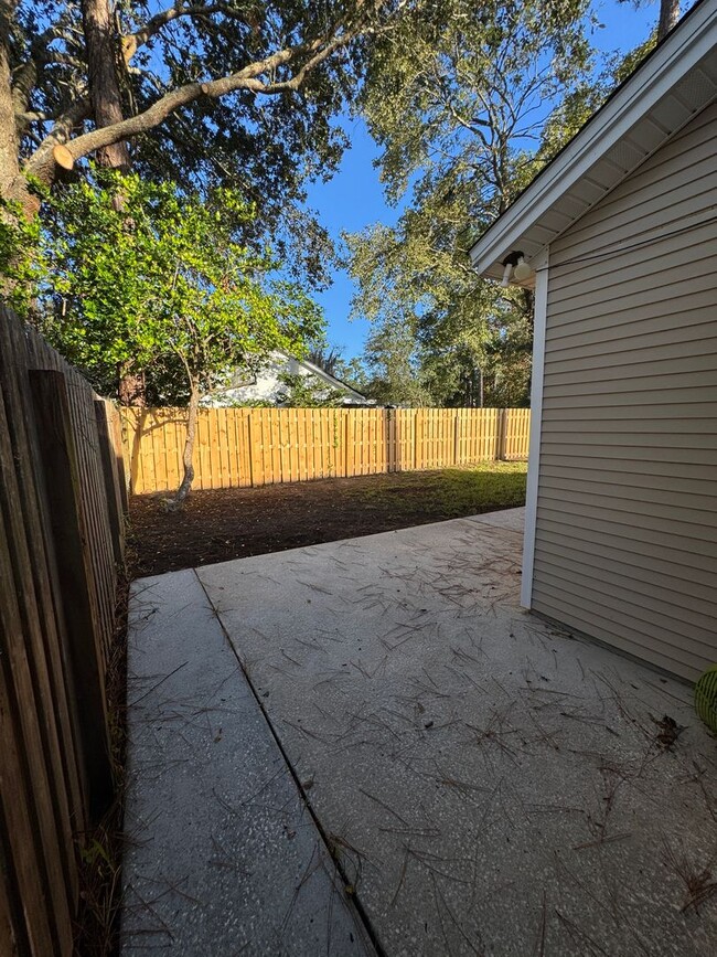 Building Photo - 3/2  fenced in yard!