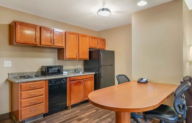 Building Photo - Furnished Studio-Bakersfield - Chester Lane