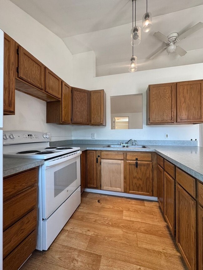 Building Photo - PET FRIENDLY FULLY FENCED