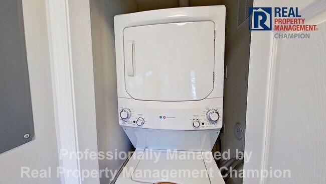 Building Photo - Ground Level Condo with Community Pool