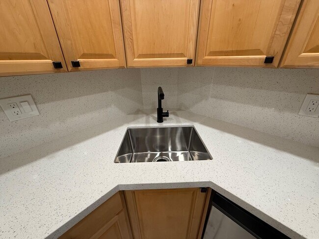 Building Photo - 1950 N Andrews Ave