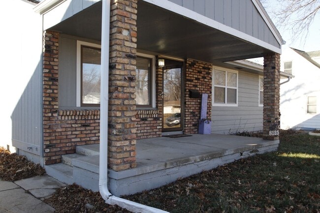 Building Photo - Fully updated 5 bd/ 2 Ba Home