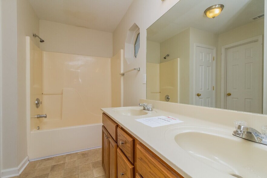 Building Photo - 608 Birchbrook Ct