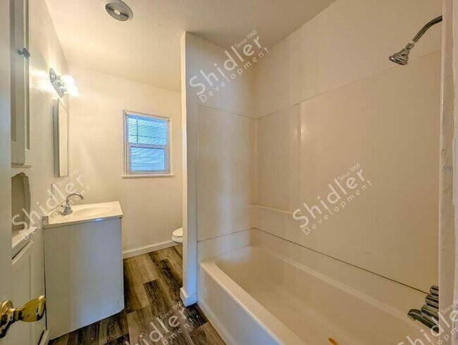 Building Photo - 2 Bedroom 1 Bath with Laundry