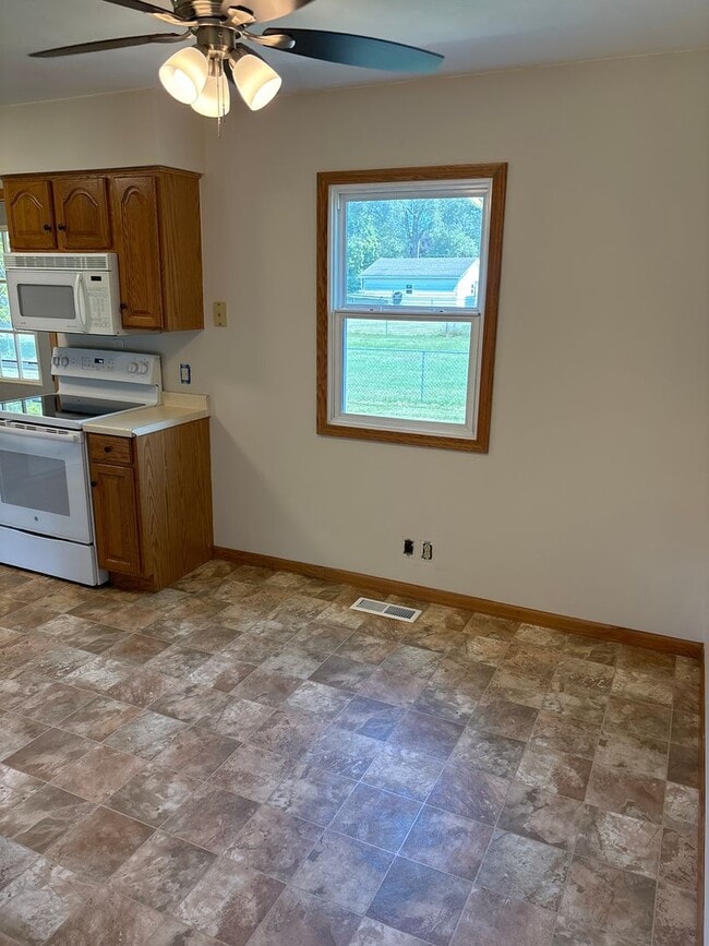 Building Photo - 2 Bedroom, 1.5 Bath Townhouse w/Garage in Camanche, IA