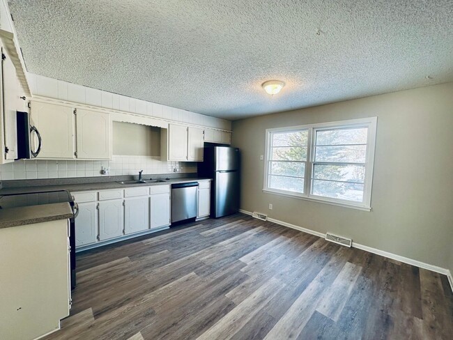 Building Photo - {1811} Updated duplex with great natural light and tons of space + Recently Renovated + Stainless...