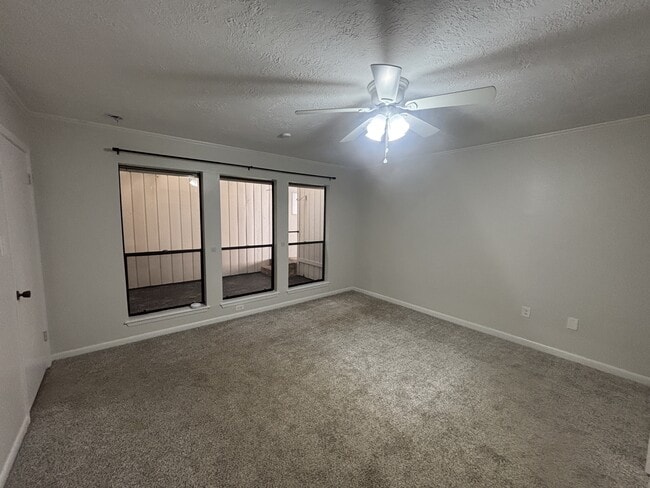 Building Photo - 916 Trailwood Blvd