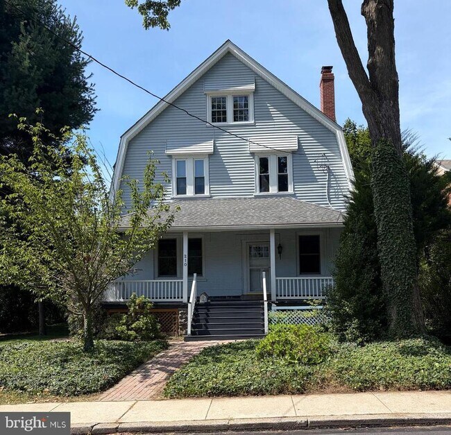 Building Photo - 210 Grayling Ave
