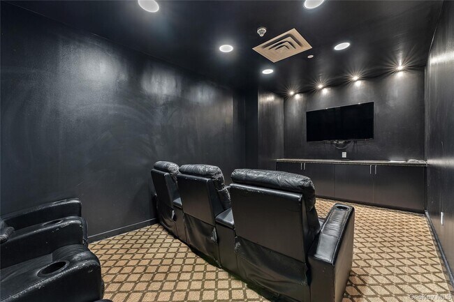 Building Photo - 175 Huguenot St