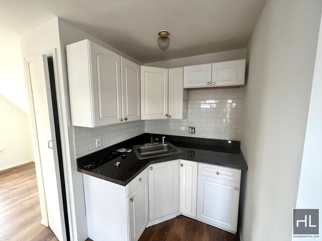 Building Photo - 1 Bedroom on REID AVENUE